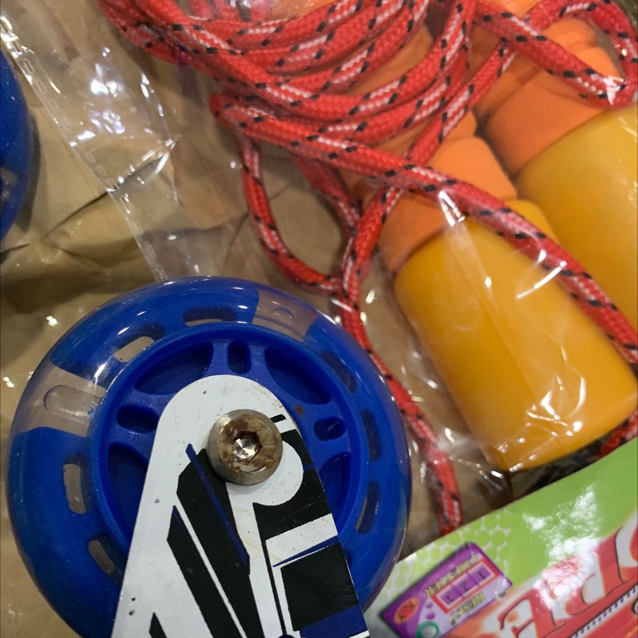 Hàng nhìn mới ok nhưng con ốc hơi bị sét và khoá cài bị lỗi 1 bên mở không được, shop chú ý kiểm tra trước khi giao nhé.