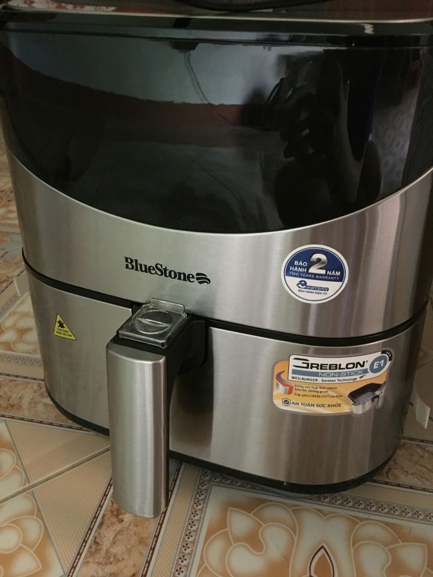 Lần đầu tiên mua hàng ở tiki mà không hài lòng tí nào. Thứ nhất là giao hàng đi xa mà chỉ bọc một lớp nilon bên ngoài vỏ hộp, không có hộp bảo vệ bên ngoài dù giá trị đơn hàng rất cao. Thứ hai là giao hàng quá chậm, trễ 4 ngày dù khu vực mình ở không có dịch bệnh.