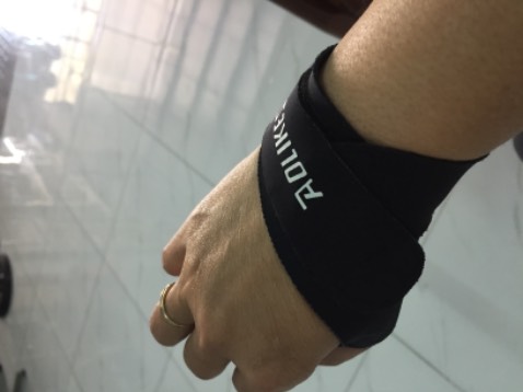 Sản phẩm như mô tả, đai ôm sát vào cổ tay, thoải mái khi sử dụng. Cảm ơn nhà sản xuất, shop, tiki và nhân viên giao hàng.