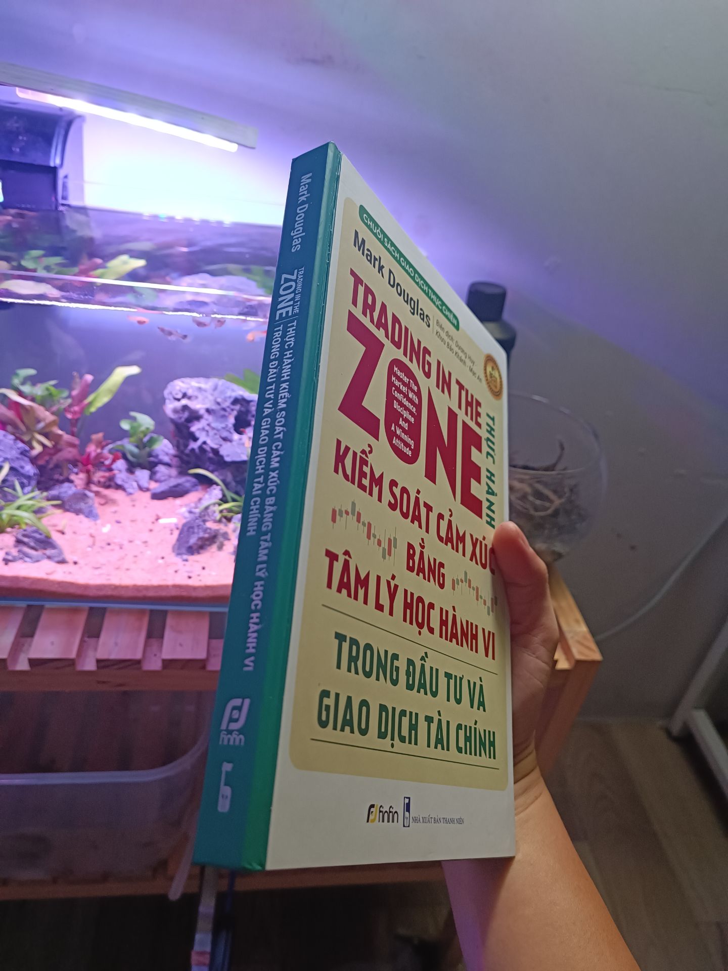 mua sách lậu chất lg kém qá, nên lên tiki mua sách xịn xem tốt ntn. hàng đẹp, giấy thơm.
sách nói về các yếu tố kỹ năng, tâm lí tư duy mà mọi trader đều cần, điều này các sách bán tràn lan trên th trường đều k nói.
tác giả đi theo phong cách khác biệt, chỉ viết phân tích tâm lí ẩn sâu bên trong con người, các động lực, suy nghĩ, những cái bình thường nhưng ít người bỏ qua. giỏi lắm tác giả ơi !