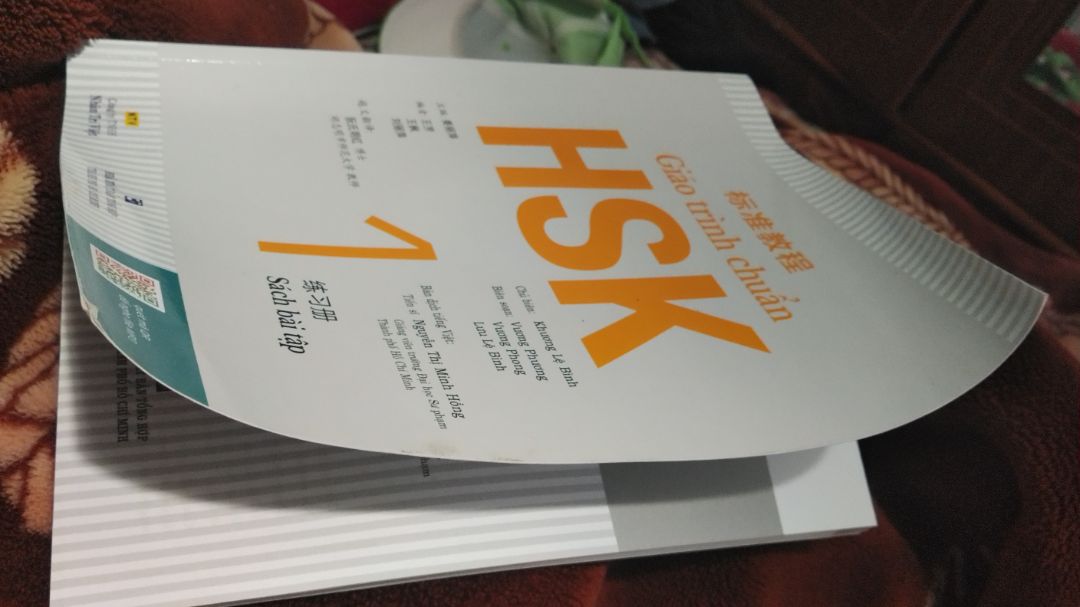 Chả biết sao vừa mua ngày hôm trước ngày hôm sau bìa nó đã bong ra rồi, chất giấy bên trong thì k vấn đề, nhưng lại in k màu. K nói đến nôi dung thì với chất lượng sách như này cái giá này "đắt" đấy. Sách này k rõ lộ trình học đâu, nên muốn mua về tự học thì nên chọn sách khác