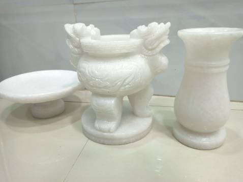 Sản phẩm đá 100%. Điêu khắc rất tỉ mỉ. Shop đóng gói rất kỹ, bọc chống sốc rất dày, nên không bị sứt mẻ gì. Cảm ơn shop nhiều nha