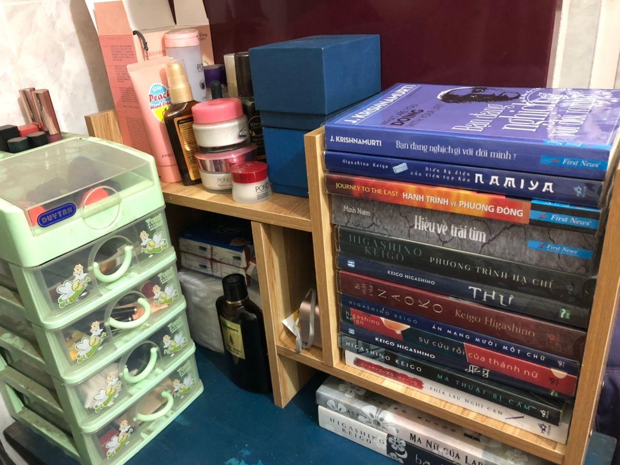 Kích thước kỹ thuật của các vị trí lỗ rất chính xác nên lắp khác dễ dàng. Tuy nhiên kích thước thực tế không đúng so với bản vẽ. Mình nhận hàng không để ý và hí hoáy lắp rồi đặt vô vị trí, xong mình đưa giấy A4 vào ô mà bản vẽ là 35cm thì ko vừa, thấy lạ (vì A4 chiều dài tầm 31cm) nên đo lại khoảng cách đó chỉ khoảng 28cm thôi. Đo lại chiều cao chỉ tầm 35cm, trong khi bản vẽ là 40cm. Mình thấy hơi thất vọng, nhưng dù sao cũng vừa với chỗ để của mình nên xài luôn.