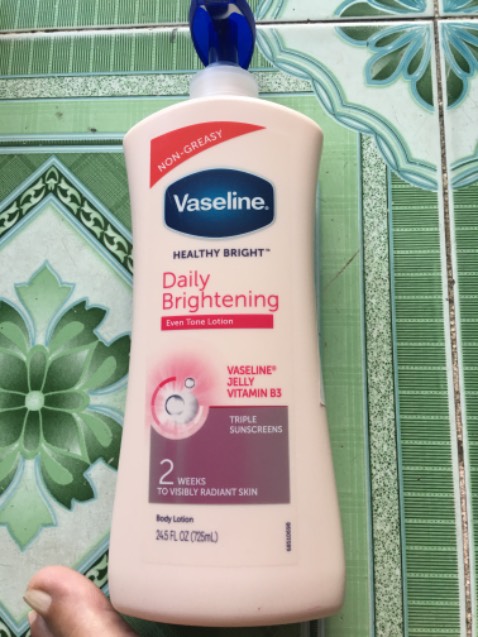 Kem có mùi thơm nhẹ , thoa thấm vào da không bị rít , rữa tay không thấy bị nhờn , xài  được , rất thích , kiti giao hàng nhanh , shop đong gói đẹp cẩn thẩn, xài hết sẽ mua nữa ha shop