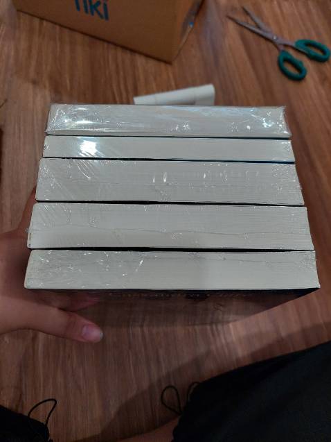 Sách còn mới, có màng co, nhưng màng co bị rách đôi chỗ và bị ố 1 chút, nhưng thôi mua sale rẻ nên chấp nhận được