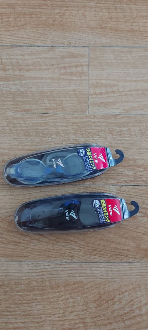 mua 2 cái màu xanh và đen, 1 cái xanh bị lỗi đang yêu cầu đổi trả.cái kính đen này đẹp và tốt.