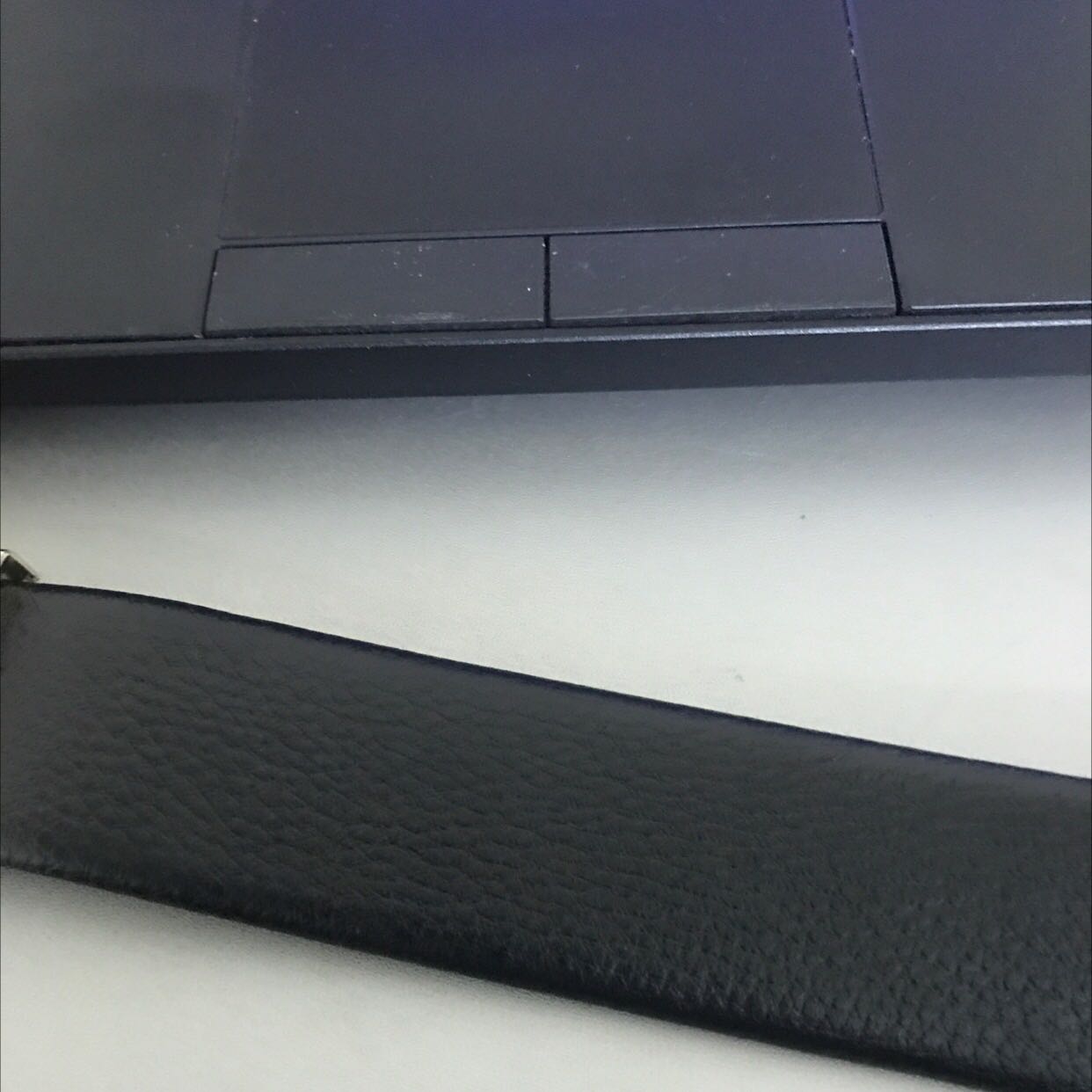 Thắt lưng đầu khoá nhìn đơn giản nhưng đẹp, có vẻ chắc chắn. Thiết kế khoá gọn dễ dùng. Dây da dài mềm. Sản phẩm ok, so với mức giá thì đáng mua.