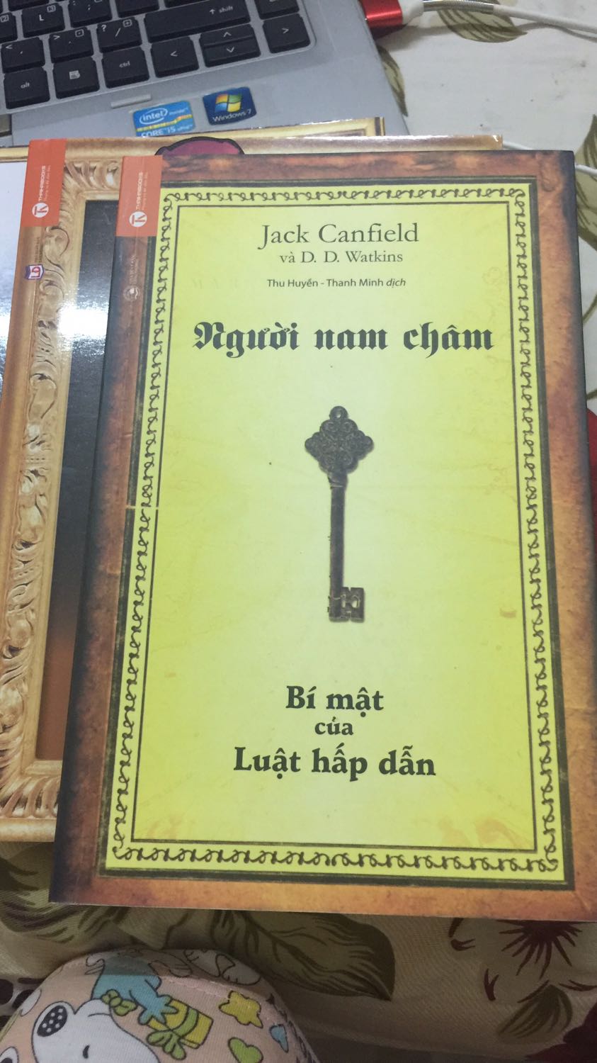 Mua sách bên tiki lúc nào mình cũng yên tâm hết rồi, sách mới k bị nhăn hay bị dơ gì cả, nhưng kì này mik k thích thái độ giao hàng bên tiki mình đã ghi trên địa chỉ cần giao mà vẫn gọi là nhận hàng đc ở đâu? Câu đầu tiên là hỏi z r thái độ khó chịu nên mình k thích chỉ muốn góp ý cho dịch vụ tiki tốt hơn thôi, lúc trc có chị giao hàng cho mình rất dễ thương