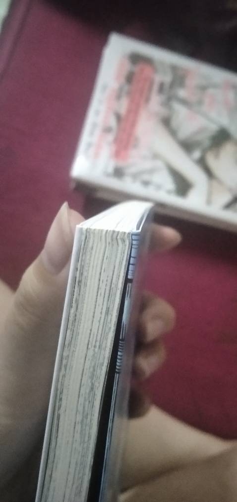 Đợi lâu lắm rồi mới ra tiếp đương nhiên phải mua về chứ. Truyện nhẹ nhàng tình cảm nhưng mà nhiều lúc cảm động lắm. Không bao giờ mua mà nó có seal nên chắc sản xuất sẵn là vậy rồi, nhưng bookmark đầy đủ. Có df bên góc trên