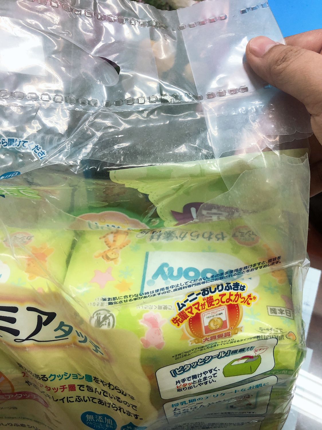 Mình vừa nhận được hàng sáng nay, 24/2/2020.
Cả 2 bịch mình đặt khi tháo băng keo đều bị cắt ra như hình. Kiểm tra kĩ thì thấy date sản phầm là 2019 mn ạ. Quá thất vọng.