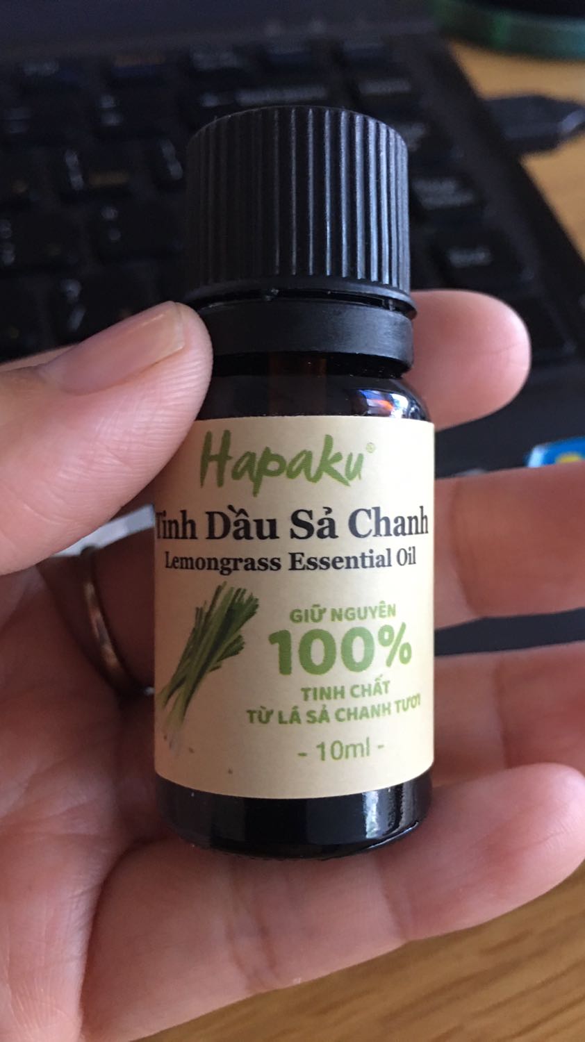 Vừa nhận chai tinh dầu Hapaku mùi yêu thích của mình. Chai nhỏ nhưng vẫn được đóng gói kỹ càng trong một chiếc hộp xinh. Trên chai có tem chống hàng giả seal kín. Date 3 năm thế là xài đến tận 2023 ?. Shop uy tín. Hàng chất lượng. Tặng 5 sao nghe!