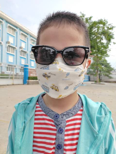 Mắt kính ok nha, gọng bằng chất liệu nhựa dẻo, khó gãy, bé 7 tuổi nhà mình mang rất vừa, giao đúng mẫu, đúng màu, có hộp đựng để bảo quản mắt kính nữa, giao hàng đúng ngày luôn!