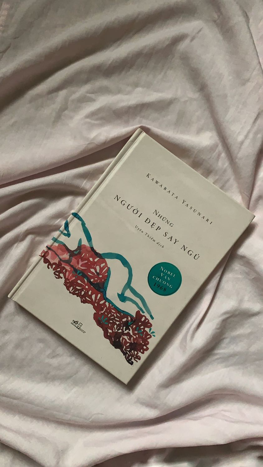 truyện nghiêng về diễn biến nội tâm và tả thực. Tác giả đã khá thành công khi khắc hoạ khung cảnh của nhân vật chính với những cô gái say ngủ. Nhưng những hồi tưởng đan xen lại khiến mình đôi khi không load kịp. 
Miêu tả rất nhục dục. Có thể như mở đầu 1 cuốn truyện *** nhưng không có cao trào, vì cách hành văn hay. 
Sự nhân đạo và những suy nghĩ về tuổi già là cái cốt lõi mà TG muốn mang đến cho người đọc. Nhưng bản thân mình thấy truyện hơi ngắn để miêu tả hết diễn biến nội tâm, và cao trào ở truyện được đặt phần kết, khác với các cuốn sách khác. 
Nếu bạn nào không thích sự dài dòng thì ko nên đọc cuốn này