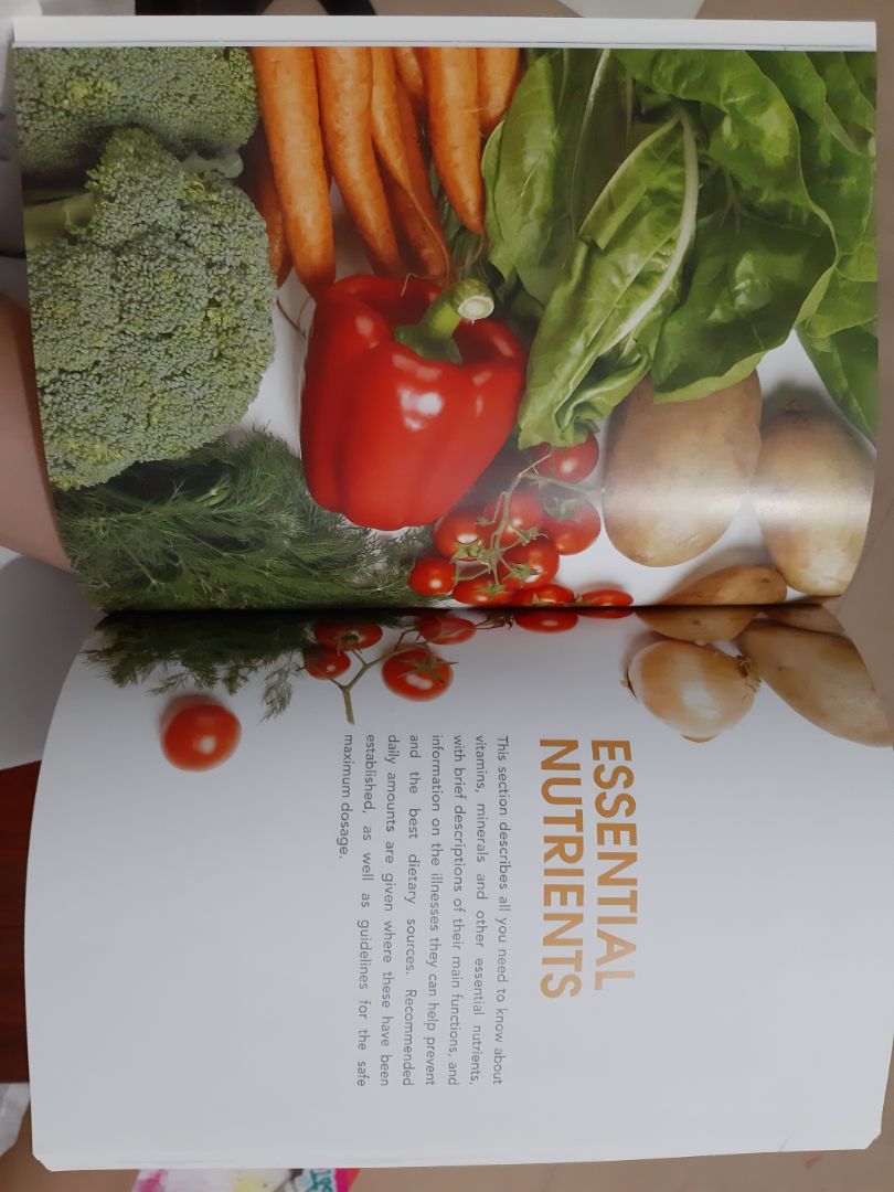 sách được đóng gói đúng quy cách, nguyên vẹn và còn mới. Sách trình bày khoa học với nhiều thông tin bổ ích và đáng nhớ, từ những sinh tố thiết yếu đến cách bổ sung cụ thể dành cho các vấn đề sức khỏe điển hình. 
Thời gian giao hàng khá lâu nhưng mình cũng không gấp gáp nên tạm chấp nhận được.