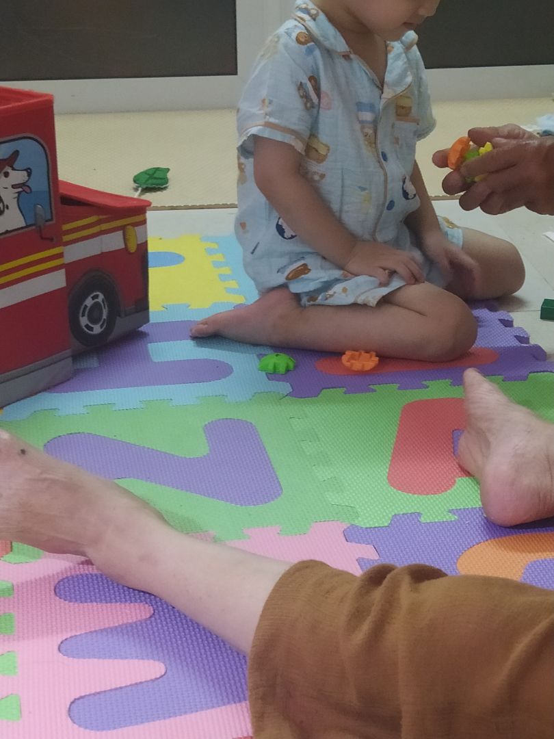 bộ giống hình, màu ngoài đậm hơn ảnh xíu, mua sale giá rẻ, bé thích, vải thì bình thường