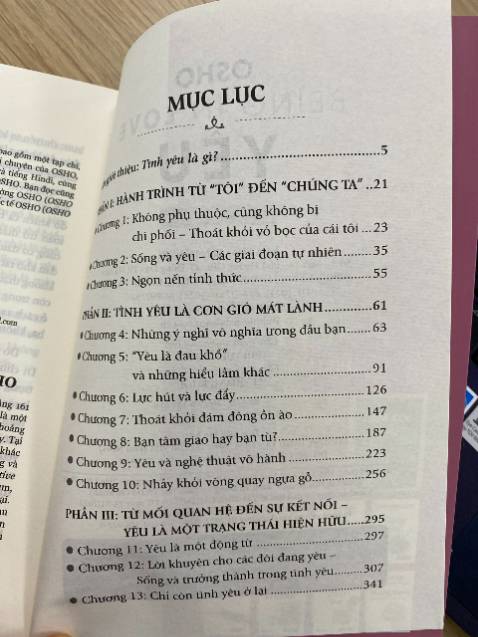 Mình từng đọc rất nhiều sách Triết học nói về Bản ngã, cái Tôi, nhưng chưa hiểu được vì sao cái tôi hình thành, và vì sao nó hình thành bên trong chúng ta. Với Yêu của Osho đã làm dc điều đó, cái tôi sinh ra từ gia đình (cụ thể là sự bao bọc yêu thương của cha mẹ làm chúng ta hình thành dần cái suy nghĩ mình là "cái rốn của vũ trụ", mình mang cái Tôi đó kè kè bên mình ra đời, áp cái Tôi vào mọi thứ trong đời sống...nên muốn gỡ bỏ cái tôi phải giải quyết từ gia đình. 

Cái tôi phải nên có để đủ dũng cảm đương đầu với xã hội, nhưng k nên đem nó đi suốt cuộc đời. Giống như vỏ của hạt mầm, thoạt đầu là bảo vệ nhưng nếu k bóc vỏ và nảy mầm thì hạt giống vẫn chỉ là hạt giống và tiêu hủy thôi. Còn bóc vỏ rồi hạt giống sẽ nảy mầm thành cây - một chu kỳ sống mới ở một hình thái xuất hiện (giống như đâu đó có ai đó đã nói Luân hồi không nhất thiết phải chết đi là vậy).

Tựa sách là Yêu nhưng nội dung rất sâu sắc, đi sâu về cái Triết lý để hoàn thiện chính mình từ những góc nhìn rất hay. Sách Osho vừa đọc vừa chiêm nghiệm thì mới hiểu được những tinh túy của người được.

Rất recommend nên đọc.