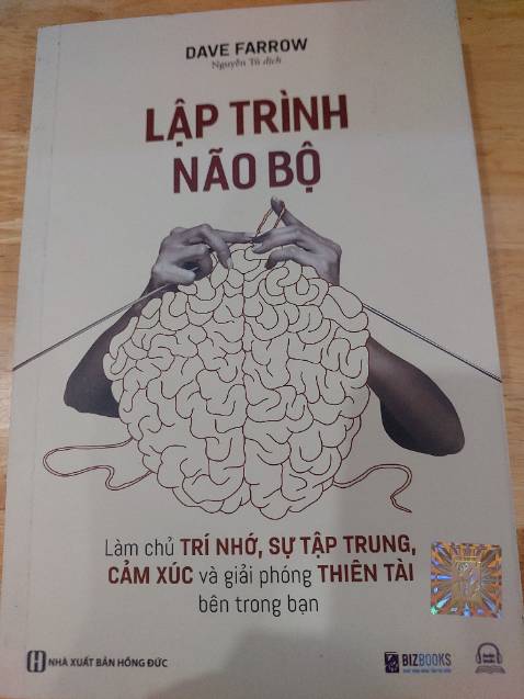 Sách cũ, dơ, bụi bám nhiều nên mình phải lau và bọc lại