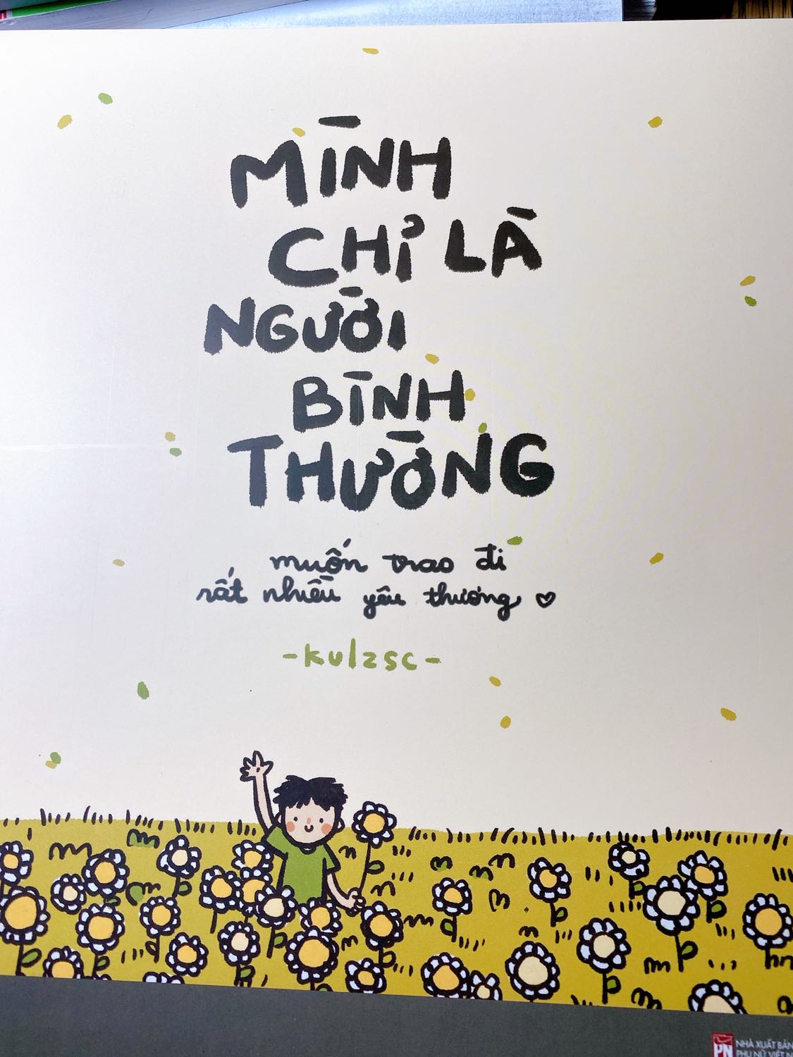 Giao hàng nhanh. Đóng gói cẩn thận. Được tặng kèm quyển sổ nhỏ đáng yêu (tiếc là quyển sổ bị in lằn mấy trang đầu) Nhưng cũng cảm ơn shop nhiều.  Sách tô màu của tác giả Kulzsc thì đáng yêu khỏi bàn rồi. Sách nguyên vẹn, không bị tì vết gì.