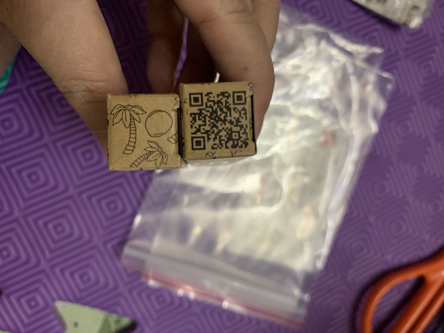 Mua 2 sản phẩm khác nhau nhưng trên hộp có cùng 1 mã vạch giống nhau, cùng công ty mà sao trên hộp in khác website, 1 hộp có QR code hộp thì không. Son gấc mà thành phần không thấy có nội dung thể hiện có thành phần gấc bao nhiêu %. Cảm giác 2 hộp thì có 1 hộp như hàng nhái vậy. Shop nên kiểm tra lại bao bì nhãn của sản phẩm khi bán cho KH. 
Điểm cộng là shop có đính kèm giấy hướng dẫn chăm sóc sức khoẻ, điều đó thật tuyệt vời