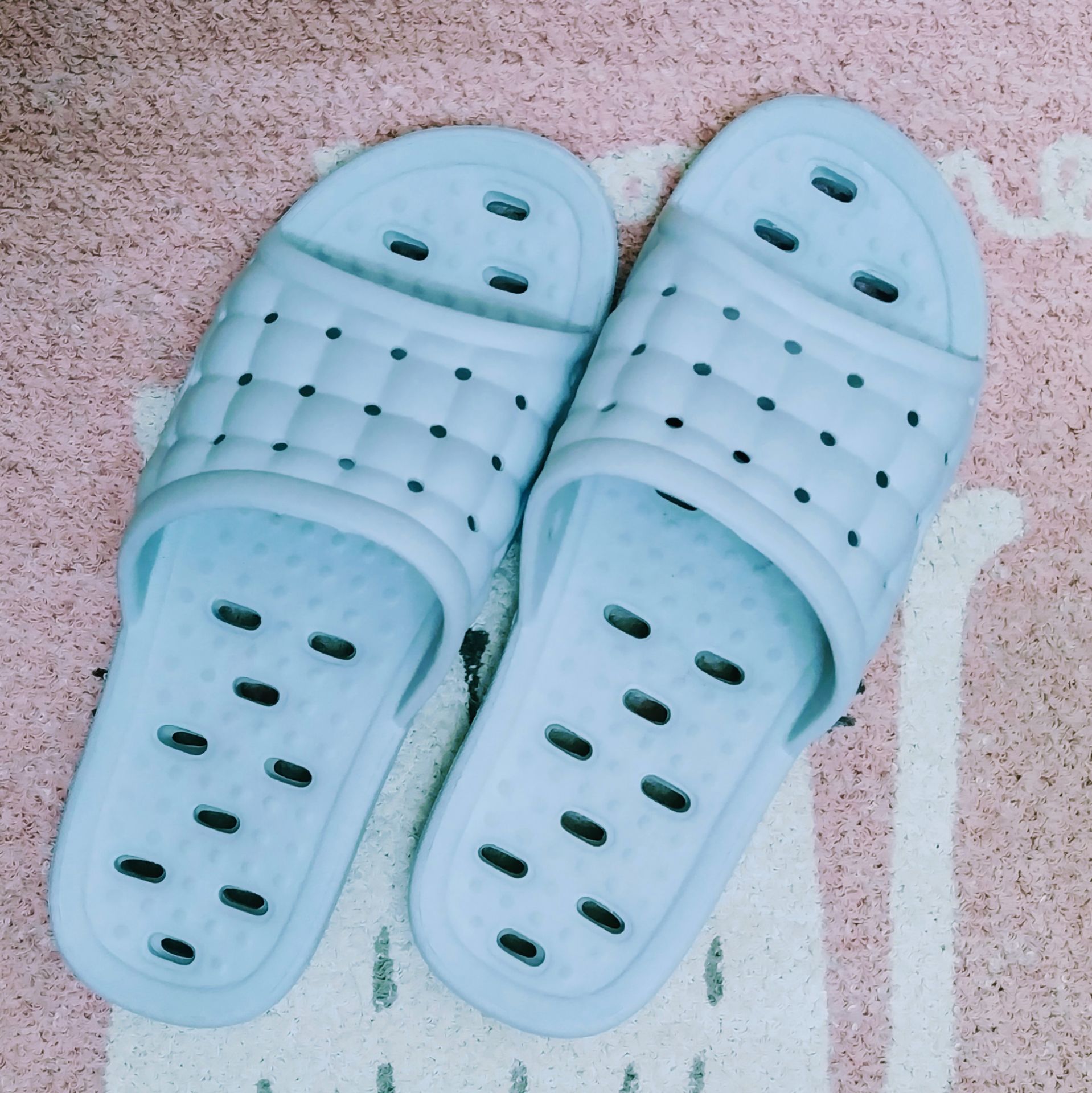 Nhận được dép là đem ra dùng liền từ bữa đến giờ. Đi êm chân, khi đi trong phòng tắm thì đế dép có độ ma sát giúp giảm thiểu trơn trượt. Sản phẩm của Lock & Lock nên mình cũng thấy yên tâm. (Mong sao công ty sẽ có thêm nhiều mẫu mã nữa.)