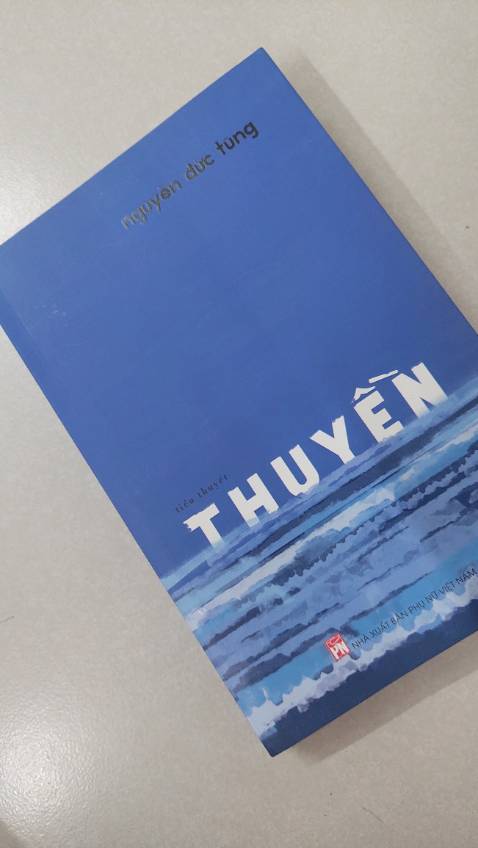 “ Chúng nói về tất cả mọi thứ trừ chính câu chuyện ấy, thế là anh viết một cách cẩu thả, không có kỷ luật, trên những tờ giấy rời, trên bất cứ tờ giấy nào anh thấy được, vứt chúng khắp nơi, anh không bao giờ có thể viết một mạch, tất cả những dòng ghi chú ấy đều là những mảnh đứt gãy, nối liên với nhau bởi một sợi dây vô hình, sự tưởng tượng, niềm hối hận, nỗi phản kháng vô hình đối với số phận, dù viết về đề tài nào thì cuối cùng anh cũng lần ra ở những rải rác ấy mạch ngầm của câu chuyện cũ..” 
Trích từ tác phầm
Khác với nhiều tiểu thuyết thường có bố cục, nội dung cốt truyện  rõ ràng, “Thuyền” là những ghi chép của tác giả dựa trên những hồi tưởng từ quá khứ xen lẫn với những cảm xúc hiện tại.   Tác phẩm là tập hợp các mảnh ký ức rời rac, nhiều chỗ lộn xộn đan xe giữa hiện thực và hư ảo. Mô típ của Thuyền có lẽ khá giống với “ Nỗi buồn chiến tranh “ của Bảo Ninh hay gần đây là “Bản chất của người“ của Han Kang. Thuyền do vậy khá kén người đọc, nó có thể hấp dẫn giới phê bình với nhiều nội dung giàu triết lý nhân sinh cùng những thủ pháp nghệ thuật khá mới mẻ, nhưng với người đọc bình dân tò mò về những sự kiện lịch sử sống động, ngõ hầu muốn chia sẻ cảm xúc về những câu chuyện bi thương thì có lẽ nó chưa đạt được như kỳ vọng.