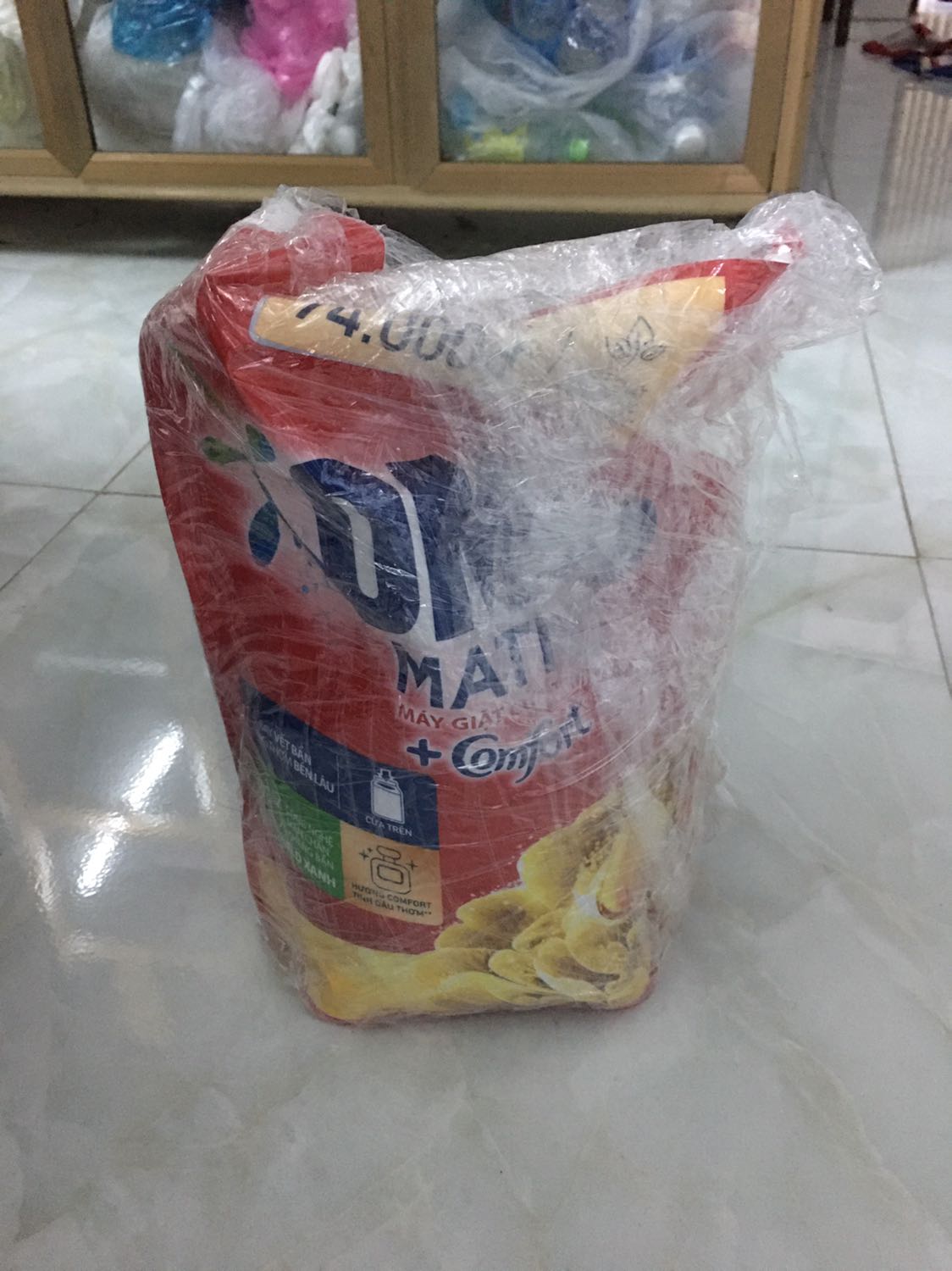 Bột giặt này thơm lắm, mua bên Tiki Trading giá rẻ hơn những nơi khác mà sản phẩm chất lượng. Từ lúc đặt tới lúc giao hàng hơi lâu. Bên ngoài ghi đồ dễ vỡ mà đặt hàng trong cái thùng xốp các tông mềm quá, shipper gửi thấy móp méo cả lên, may hàng bên trong ko sao.