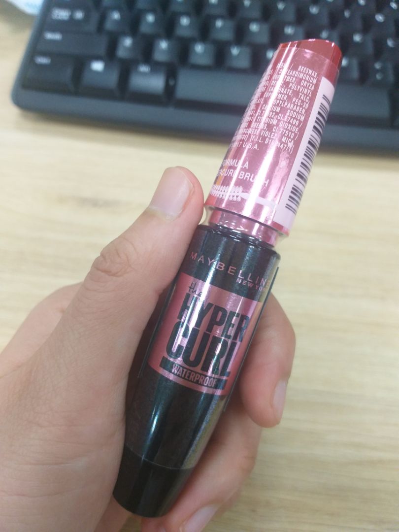 Mình nhận được sản phẩm được đóng gói kỹ (có vẻ hơi phí vì 1 đơn chia làm nhiều lần giao, 1 hộp giấy to chỉ đựng mỗi cây mascara). Mong là Tiki sẽ có tùy chọn giao hàng cùng 1 đợt dù hàng ở kho khác nhau. Vì mỗi lần đặt mình mua không bao nhiêu, nhưng chia đơn ra, ngày nào đi làm cũng ra nhận hàng rất bất tiện ạ. Về sản phẩm thì mình mới dùng thử, mi cong, cọ chải đều. Có 1 vấn đề là dễ trôi, lâu lâu mình lỡ tay dụi mắt là coi như xong, chưa biết đi mưa như nào :)) Vẫn gọi là ổn trong mức giá này ạ.