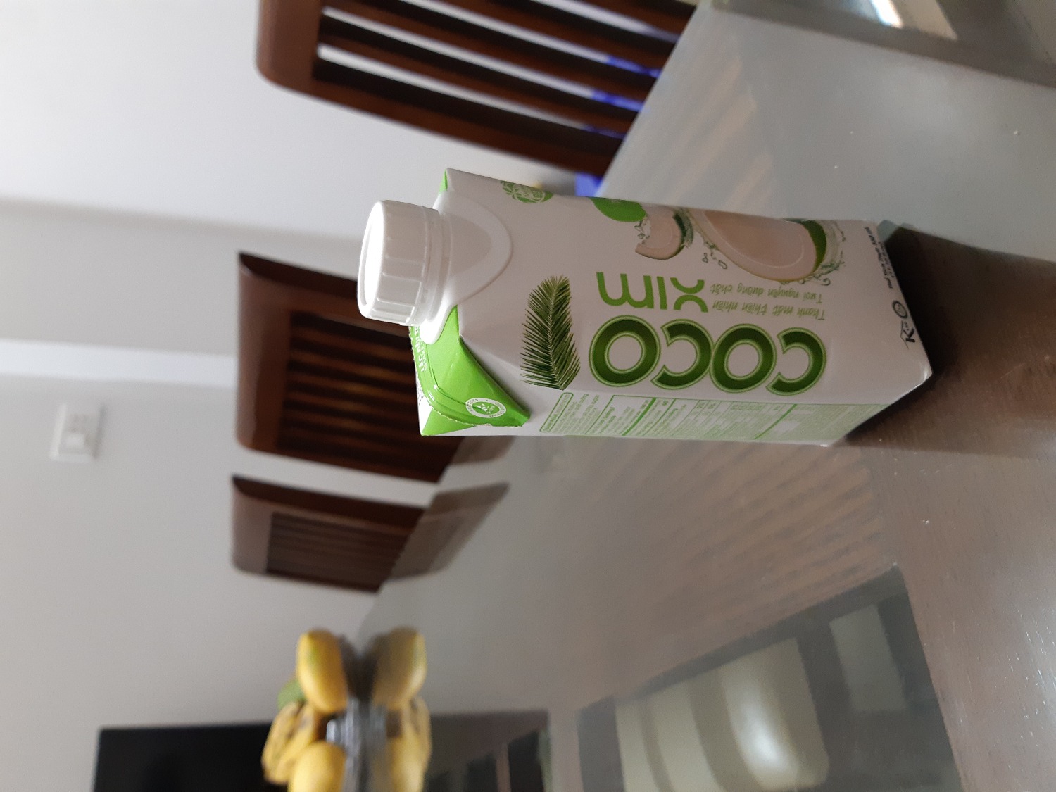 Nước dừa uống cảm giác khá tự nhiên, ko pha tạp, hơi ngọt một chút, có vị dừa khá rõ. Nói chung là mình tin tưởng và sẽ mua thêm để uống mùa hè. Dùng với bình giữ nhiệt LockLock rất ổn nha các bạn, mang đi làm or đi ô tô