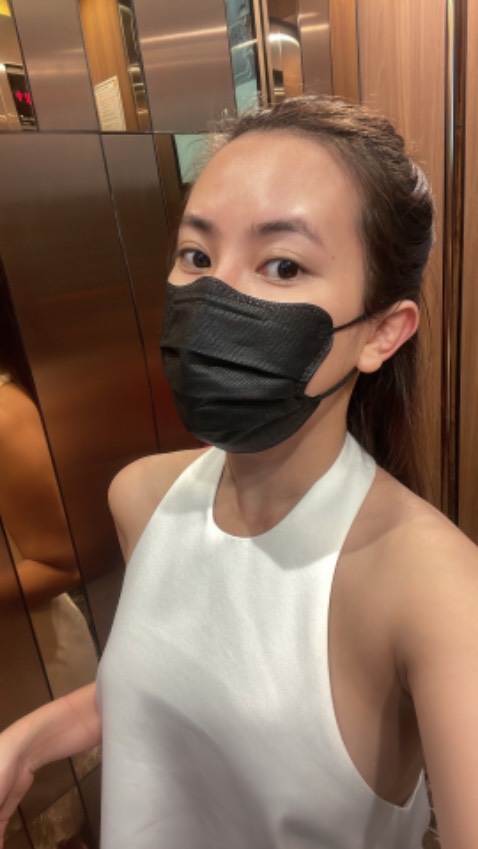 giá tốt quá cho thùng 300 cái, khảu trang cũng giống như loại y tế ngày xưa nhưng mẫu này cải tiến hơn ôm mặt 2 bên má mình cảm giác dc bảo vệ cao hơn, vải dầy dặn nói chung giá này tốt so với chất lượng 
shop uy tín lắm nha, thường xuyên mua hàng của shop này