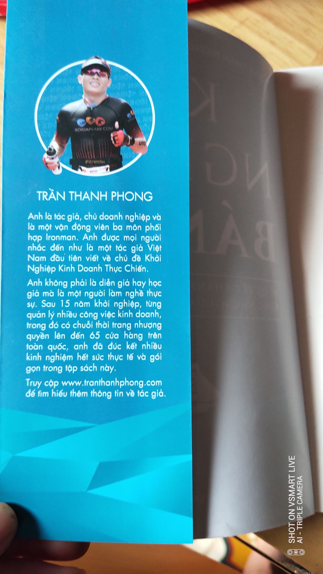 Sách giúp bạn đọc có cái nhìn rõ hơn về cơ hội khởi nghiệp trong ngành bán lẻ, nếu bạn muốn dấn thân vào lĩnh vực này thì tôi nghĩ đây là cuốn sách nhất định nên đọc. Quan trọng là, những khía cạnh kinh doanh  mà tác giả nói lên trong cuốn sách này không phải là những lý thuyết kinh tế khô khan mà là rất thực chiến và thực tế để bạn đọc có thể tham khảo áp dụng ngay vào công việc kinh doanh của mình. Tôi tin bạn đọc có thể tránh phải trả giá đắt cho những sai lầm trong kinh doanh bán lẻ hay rộng hơn là trong khởi nhiệp làm giàu thông qua những lời khuyên và nhắn nhủ chân thành của tác giả Trần Thanh Phong trong sách.