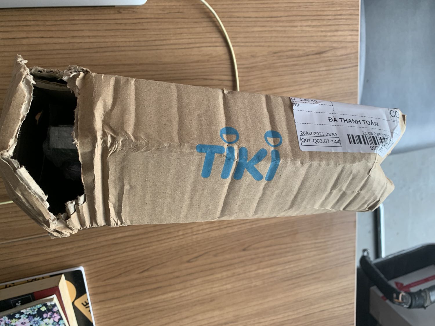 Tiki giao một kiện hàng mà không thể chấp nhận được, hộp thì méo mó, còn bị xé 1 lỗ rất to, may là sách bên trong không bị gì