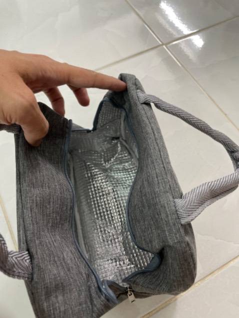 Nhiều màu khác nhau - mình chụp mấy loại của mấy chị ở văn phòng làm cùng - sản phẩm giữu nhiệt tốt, gọn nhẹ, hộp đựng cơm cho vào không bị thoát mùi ra, nên rất vệ sinh, quai treo tiện. giao hàng hơi lâu.