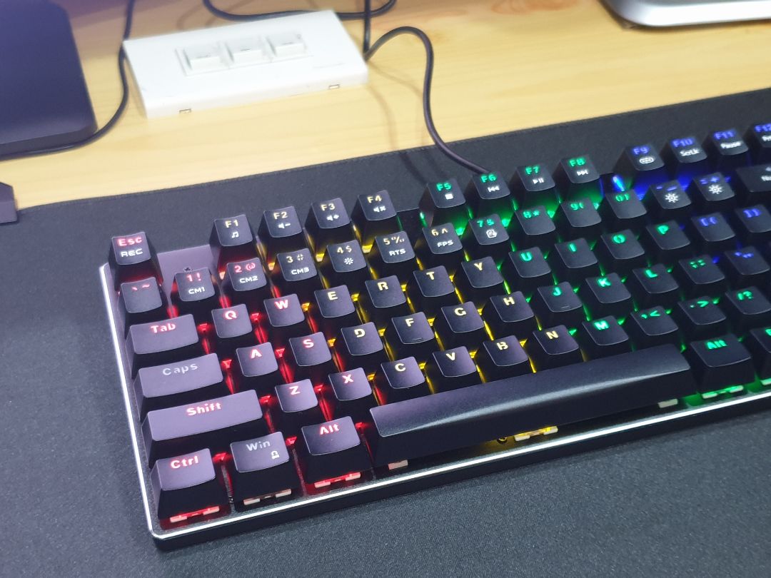 Lúc đầu mình định chọn EK387 nhưng sau khi biết EK389 mình đã quyết định lấy nó và khi cầm trên tay mình thấy đó là sự lựa chọn hợp lý. Mình thích cái hình thức mạnh mẽ, âm thanh gõ chắc, Led rất sáng. Có điều,  nếu là dân kỹ thuật nên cân nhắc, vì nó rút gọn còn 89 phím nên nhiều thao tác phải dùng tổ hợp phím nên hơi bất tiện nếu ko quen. Riêng cá nhân mình vẫn chấm em này.