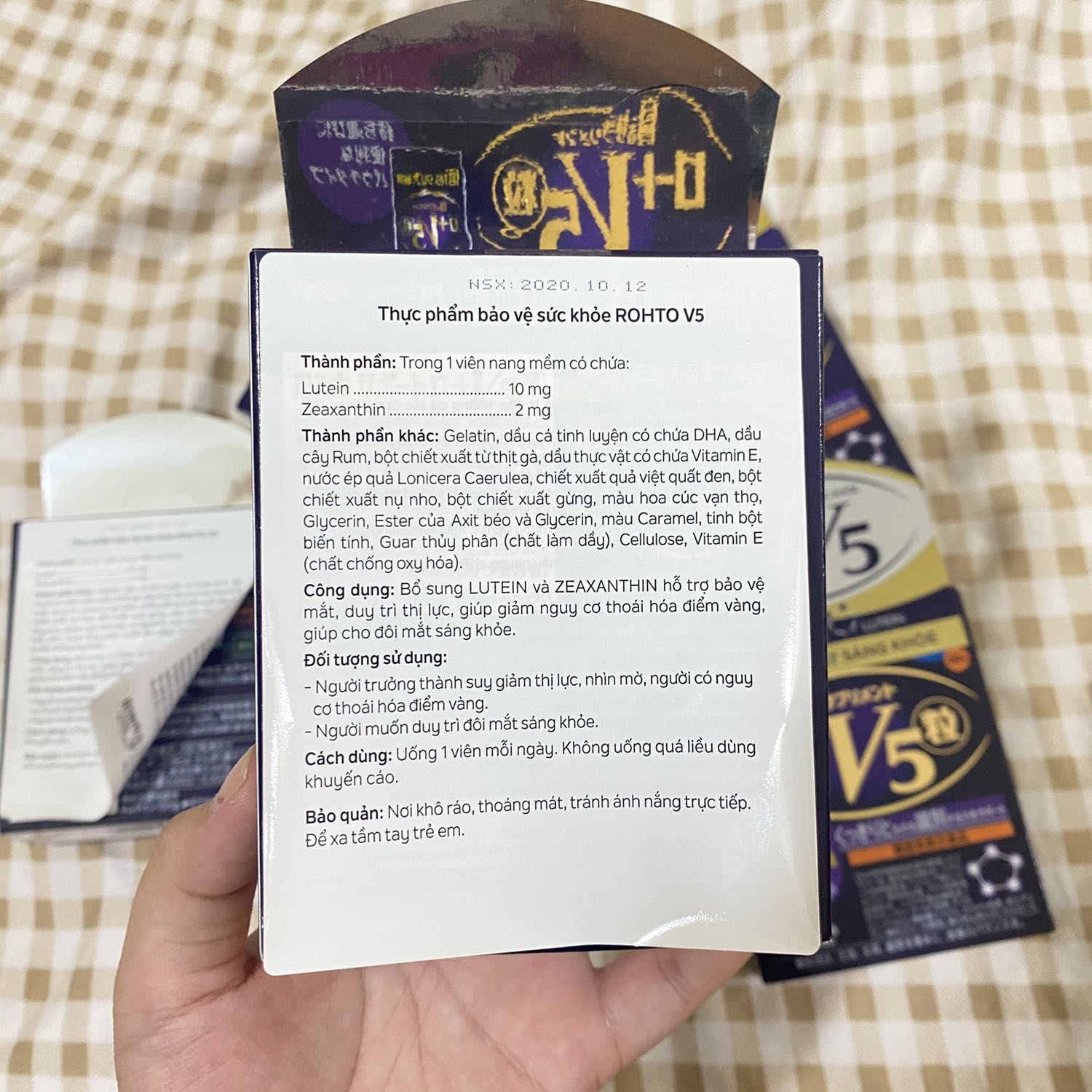 Cực kì hài lòng. Đã dùng sản phẩm này trước đây thấy hiệu quả rất tốt, uống vào đỡ mỏi mắt hẳn, mình bị cận uống vào cả năm nay chưa tăng độ. Lần này tiki giảm giá quá hời nên mua hẳn 5 hộp về cho ba mẹ dùng chung luôn. Tiki Trading bán thì luôn yên tâm hàng chính hãng rồi, date còn rất xa bạn nào mua có thể hoàn toàn yên tâm. Đợt mình mua còn được tặng gối và bịt mắt ngủ. Giao hàng nhanh cực, đóng gói sản phẩm cẩn thận nữa. Nói chung không có điểm nào để chê, quá ưng ý. Sẽ tiếp tục ủng hộ và giới thiệu cho bạn bè người thân sử dụng. ?