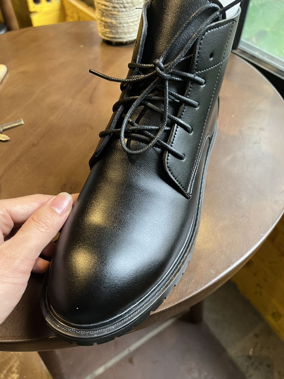 Quá đẹp. Da mềm đế hầm hố cực kỳ ưng ý. Còn được kiểm tra hàng trước khi thanh toán. Shop tư vấn chọn size cẩn thận. Cảm ơn sẽ ủng hộ nếu mua thêm.