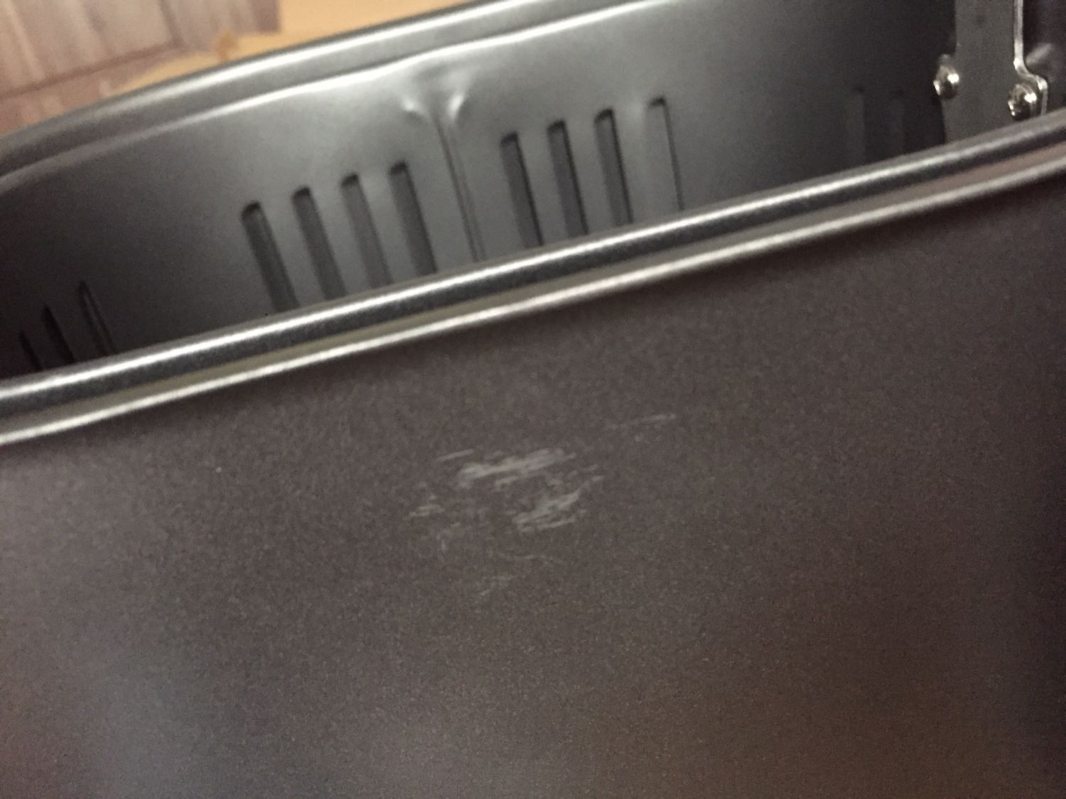 Nồi mới mua nhưng bám bụi ở các kẽ, đặc biệt là ở khe thoát hơi nóng, ố và trầy nhiều chỗ, không thể chùi đi được, bộ phận dẫn nhiệt còn bị gỉ. Mới chiên thử đùi gà thì hoạt động ổn, chín đều nếu trở thêm 1 lần giữa lúc chiên. Không biết dùng được bao lâu vì như hàng dùng rồi đã đổi trả, sửa lại rồi bán cho khách khác