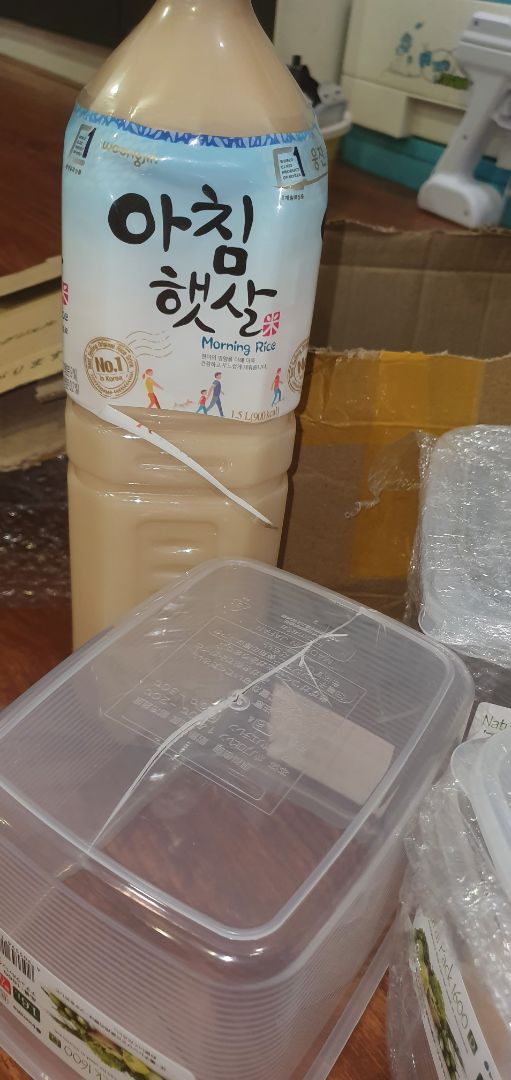 bị vỡ 1 hộp, do đóng gói bỏ chai nước gạo vào hộp, chai nước gạo bị móp và cái hộp bị vỡ.