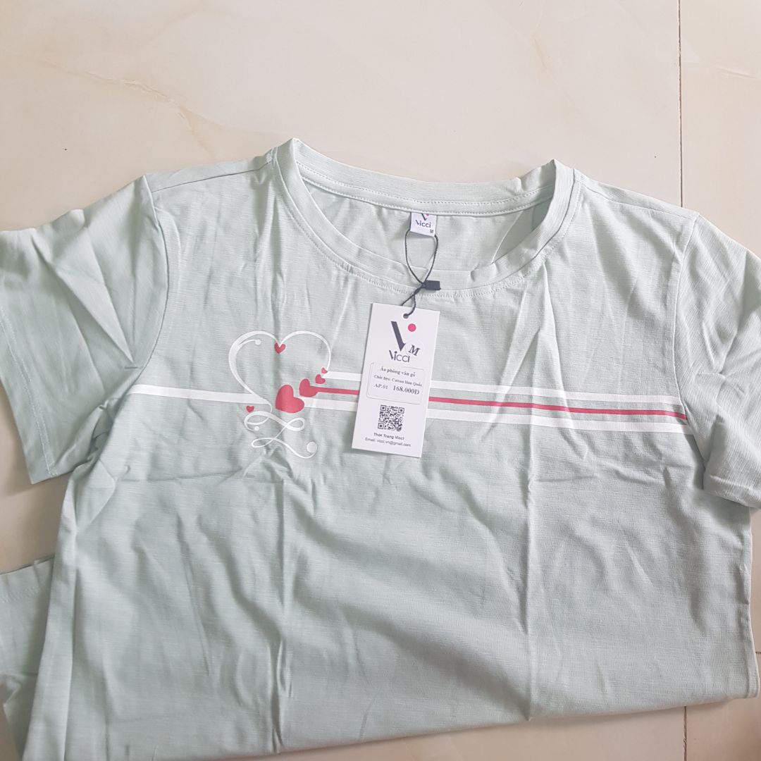 Áo thấm mồ hôi tốt, giặt không phai màu, vải mềm, lên màu xinh.Có điều size nhỏ hơn bình thường á, các bạn lưu ý. Mình 46kg, 1m52 đặt size M thấy hơi ngắn so với các loại áo mình hay đặt.