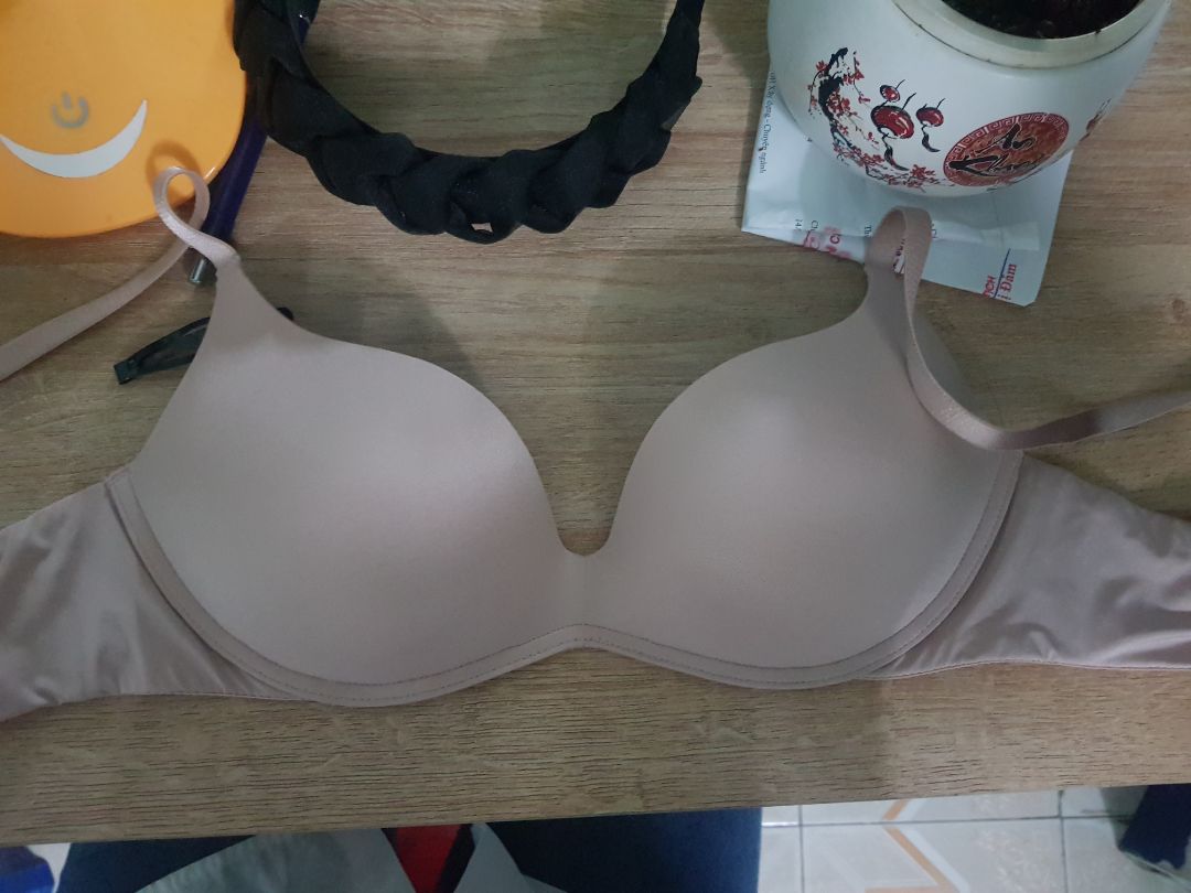 chất liệu vải đẹp tuy nhiên vẫn thấy không thoải mái ở gọng áo