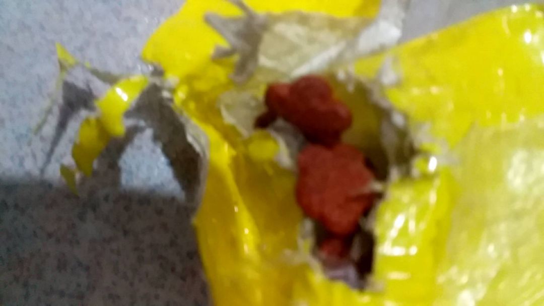 Mình đặt hàng từ hơn 2 tháng trước với dự kiến giao trong tầm 2 tuần. Nhưng hơn 2 tháng sau mình mới nhận được hàng. Lúc nhận được thì bao bì đã bị rách ra như thế này, nhìn có vẻ giống như bị chuột cắn vậy á. Mình có thể hiểu thời gian vận chuyển kéo dài là do tình hình dịch bệnh phức tạp, nhưng bảo quản để sản phẩm bị như thế này thì không được rồi. Mình thật sự không dám cho mèo nhà mình ăn luôn. Lần này Tiki gói hàng cũng ẩu nữa, chỉ có bọc bao ni lông mỏng te bên ngoài thôi. Mình đặt hàng từ hơn 2 tháng trước với dự kiến giao trong tầm 2 tuần. Nhưng hơn 2 tháng sau mình mới nhận được hàng. Lúc nhận được thì bao bì đã bị rách ra như thế này, nhìn có vẻ giống như bị chuột cắn vậy á. Mình có thể hiểu thời gian vận chuyển kéo dài là do tình hình dịch bệnh phức tạp, nhưng bảo quản để sản phẩm bị như thế này thì không được rồi. Mình thật sự không dám cho mèo nhà mình ăn luôn. Lần này Tiki gói hàng cũng ẩu nữa, chỉ có bọc bao ni lông mỏng te bên ngoài thôi.