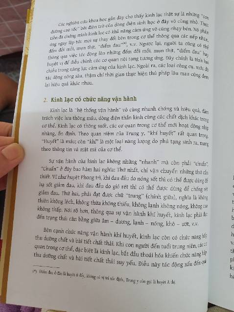 Sách in màu nên dễ xem, có nhieu thông tin bổ ích về kinh lạc, cũng như cách phòng bệnh bằng huyệt vị...... Cảm ơn tác giả & nhà xuất bản