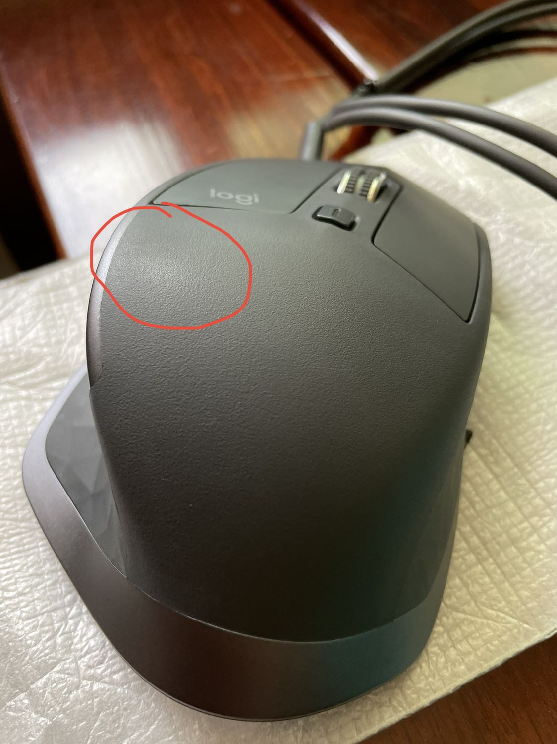 Shop bán hàng cũ cho mình, chuột đã bóc hộp và dùng bóng loáng, dưới đáy đã có vết xước, túi giấy cũ nhàu nát. Tôi trả hàng.