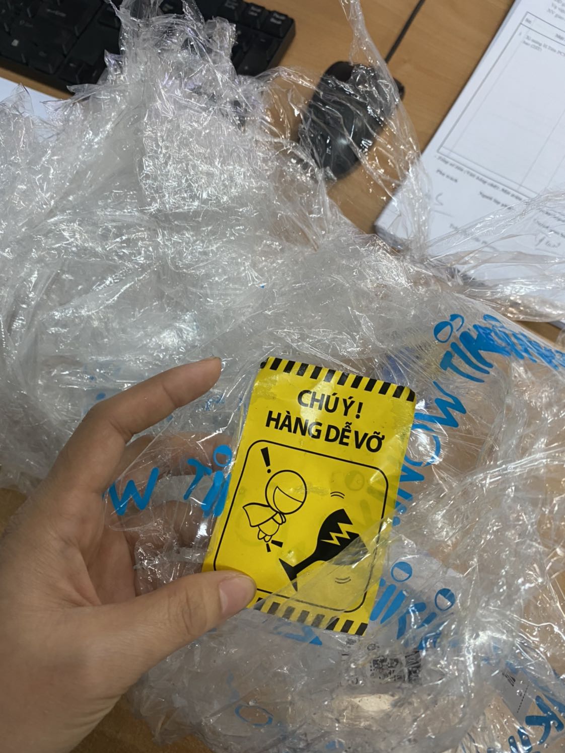 Giao hàng chắc chắn , do thời mưa qấn bọc kĩ, loa nghe rất mượt k rè , máy y như hình