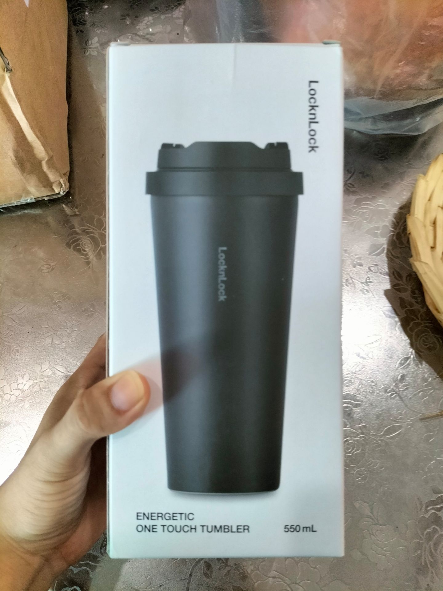 1 ngày săn sale thành công Black friday đấy mọi người ạ, ngồi canh đúng chiếc bình này thôi. Bình gọn, cầm vừa tay mà đựng được cũng khá nhiều nước tùy thuộc vào sở thích nước nóng hay lạnh của mọi người nữa ạ.Cảm ơn Tiki nhiều nha