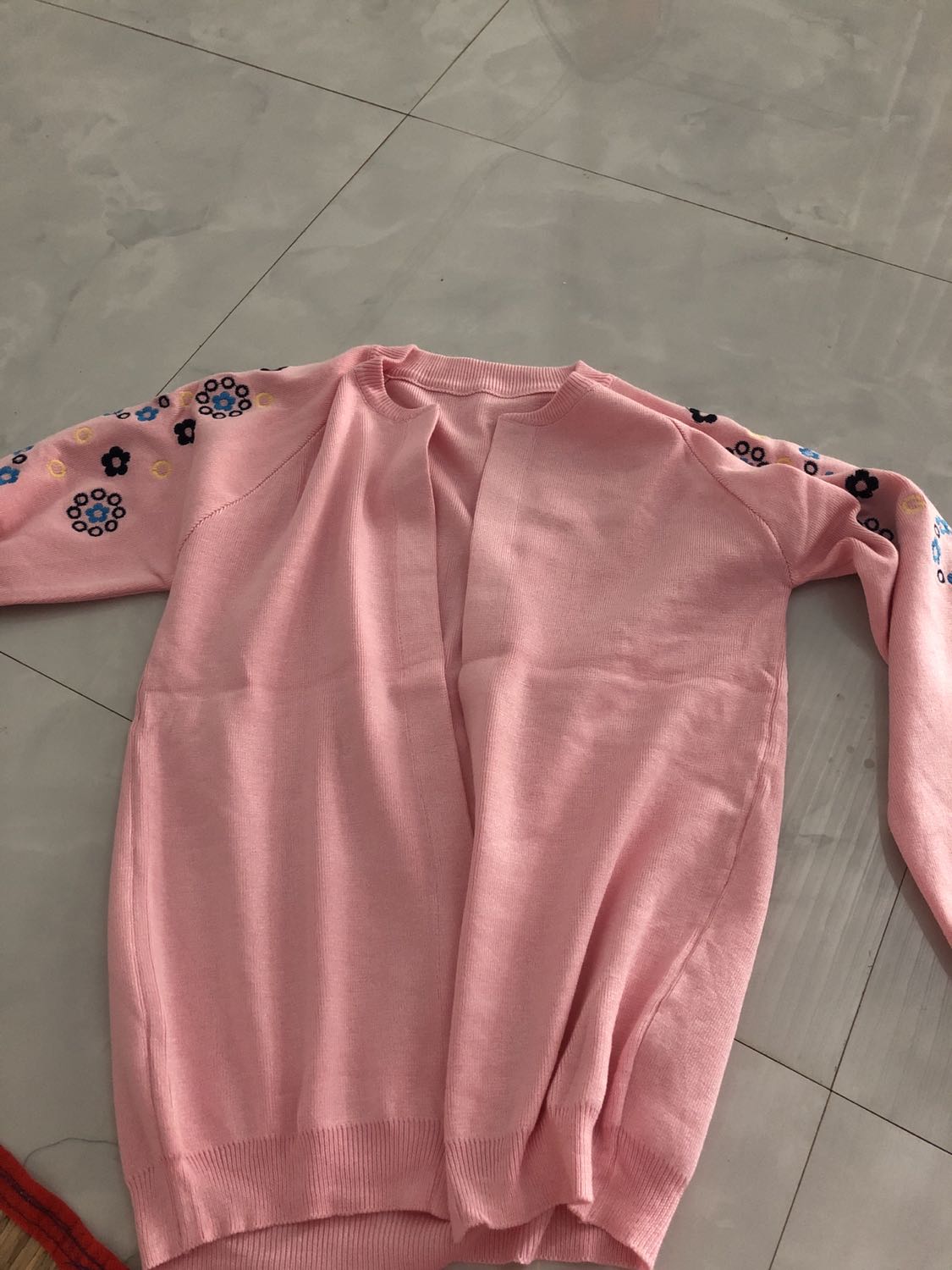 Cùng một mặt hàng, cùng giá tiền đặt 2 lần mà cái màu cam vải mỏng, size nhỏ như con nít, còn cái màu hồng vải dày... tiki cần xem xét lại về chất lượng vì không đồng đều về chất lượng, cần có chế độ chọn size tránh gây nhầm lẫn cho khách hàng..