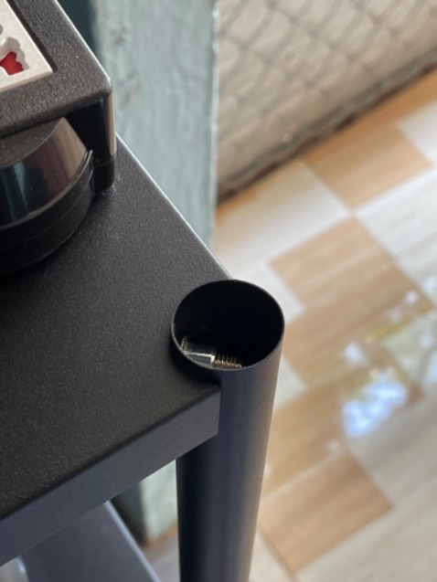 vỏ bên ngoài đã có hiện tượng mục, thậm chí có mối, lúc mở hàng nghĩ dù sao bên trong cũng là kim loại không ảnh hưởng, nhưng khi ráp xong vặn đều ốc thì bị kênh, phải lục đồ trong nhà tìm bulong thích hợp chèn vô, một góc cột bị thiếu nắp nhựa => sản phẩm chưa hoàn thiện, không kiểm tra chức năng, phụ kiện trước khi giao, giao sản phẩm tồn kho shop đẩy rủi ro cho khách hàng, quá thất vọng