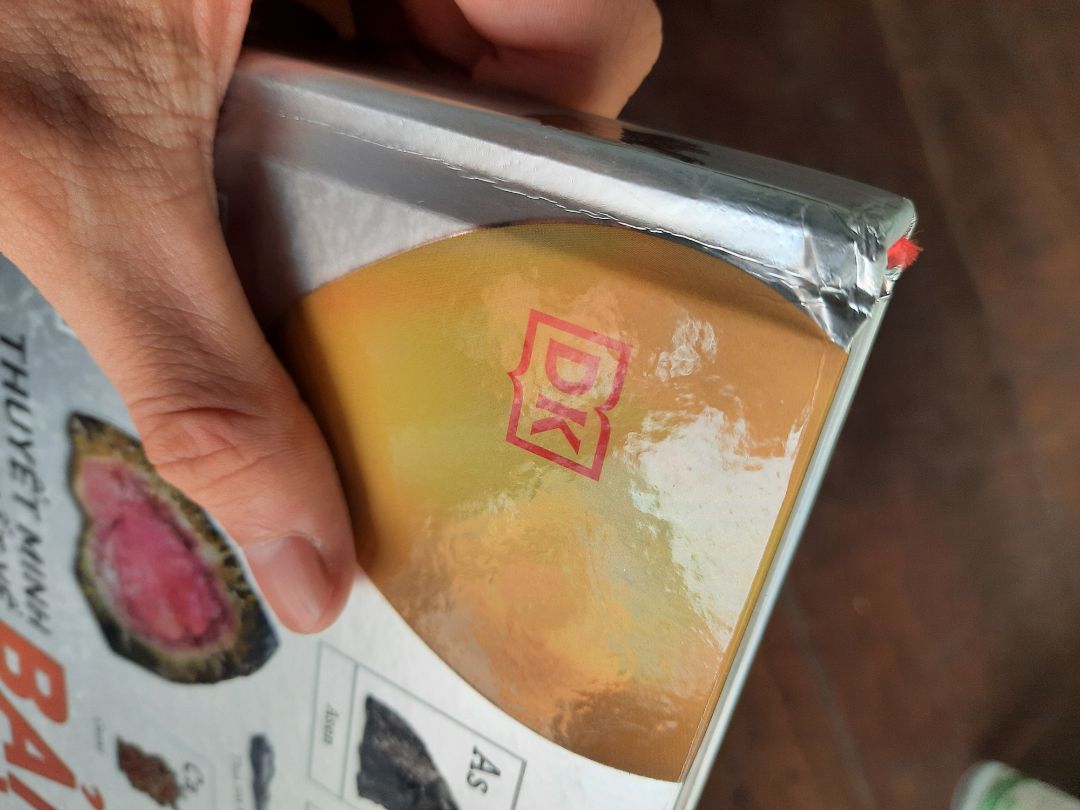 Sách cực êm luôn nhaaa, có bìa sách thì mình hơi buồn vì nó bị gãy như vậy mà nội dung trình bày rất đẹp, poster rất to và ấn tượng luôn. All in all, một quyển sách đáng muaaaa