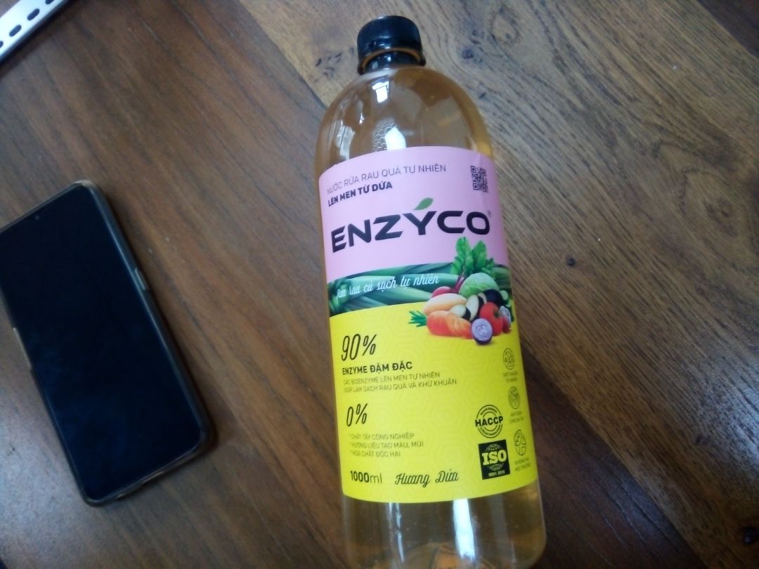 mình biết đến nước ngâm rửa rau củ này do một người bạn giới thiệu, pha loãng ngâm rau củ tầm 5 phút là lấy ra dùng đc, ăn yên tâm hơn hẳn luôn