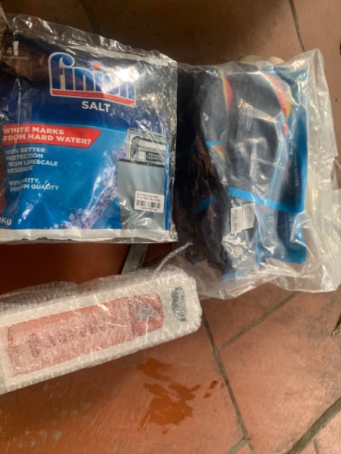 Đủ hàng, có quà tặng là bình nước, date hơi gần 
Dùng khá thích, hài lòng