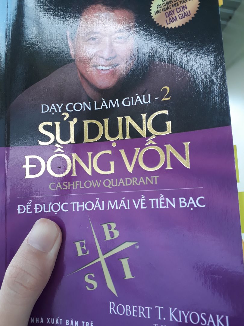 Robert T. Kiyosaki là tác giả nổi tiếng dạy con làm giàu. Trong tập 2 ông chỉ cho chúng ta biết về kim tứ đồ: L,T,C,Đ
L: là người công muốn hoàn thành công việc và nhận được lương 
T: là nhóm người làm tư, làm thuê cho chính mình dùng time để đổi lấy tiền bạc điển hình là bác sĩ, luật sư,....
C: sử dụng tiền để kiếm ra tiền bằng cách thuê người khác về làm cho cty của mình 
Đ: dùng tiền để đầu tư vào 1 loại hình kinh doanh như vàng hay bất động sản,... dù cho kinh tế đi lên hay đi xuống họ đều làm ra tiền, có thể nói họ là nhóm người ko làm mà  vẫn có ăn.